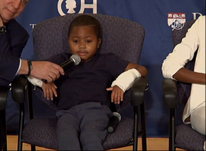 В США 8-летнему мальчику пересадили кисти рук