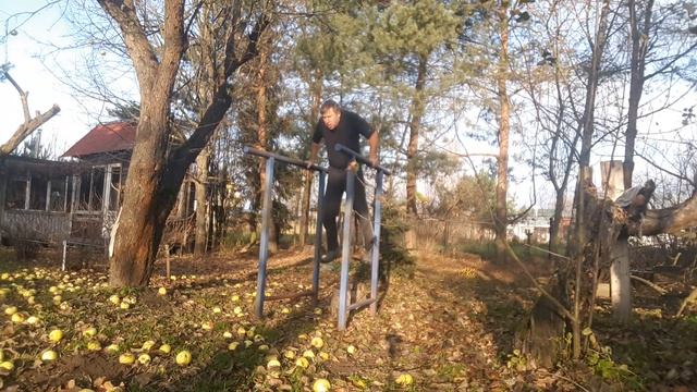 Тест в 70 лет. 10 подходов по 40 на брусьях. смотреть онлайн