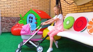 История про то как Лиза заботится о кукле как мама