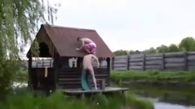 Помог залезть или казус с полотенцем. Умора!!! смотреть онлайн