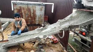 Выгрузка бетона из миксера