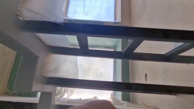 ? ЛЕСТНИЦА НА ВТОРОЙ ЭТАЖ С МРАМОРНЫМИ СТУПЕНЯМИ И СТЕКЛЯННЫМИ ПЕРИЛАМИ.