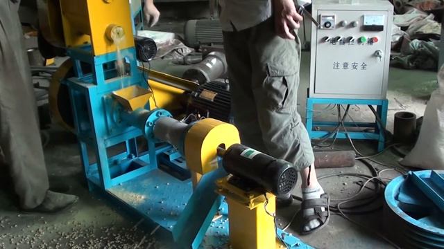 Экструдер кормов.Работа экструдера