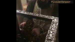 Святителю Спиридону Тримифунтскому зашивают тапочки. Ему меняют тапочки, так как они снашиваются.