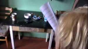 Мать бьет двухмесячного ребенка головой о дверной косяк