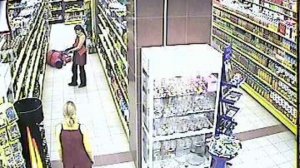 Девушка-кассир завалила мужика в супермаркете