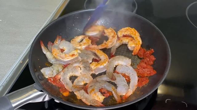 КРЕВЕТКИ В СЛИВОЧНОМ СОУСЕ С ВЯЛЕННЫМИ ПОМИДОРАМИ И ЧЕСНОКОМ смотреть онлайн