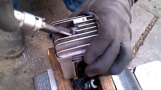 Ремонт бензопилы(Ремонт свечного отверстия) смотреть онлайн