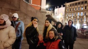 Кавер группа Айдахо выступает на Думской улице в Санкт-Петербурге...