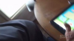 Злой дед играет в flappy bird и сломал стул