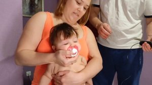 ПАПА СТРИЖЁТ 6-ти месячного сына под машинку