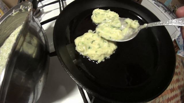 ОЛАДУШКИ ИЗ КАБАЧКОВ / ZUCCHINI FRITTERS смотреть онлайн