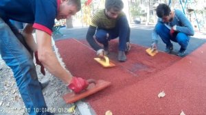 Укладка бесшовного травмобезопасного резинового покрытия 03