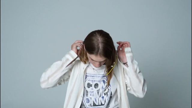 Повторяем легендарный образ Курта Кобейна с выступления на MTV Unplugged в 1993 году смотреть онлайн