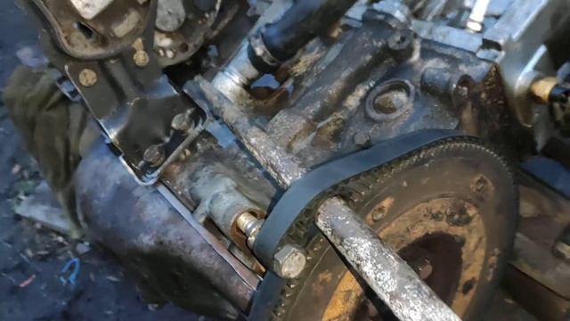 Как зафиксировать и затянуть маховик без помощника смотреть онлайн