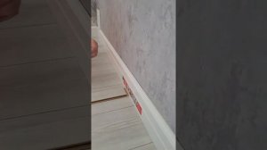 фиксация плинтуса при приклеевании.