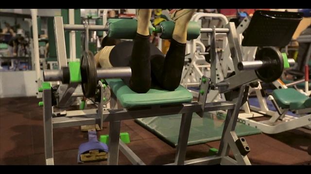 Сгибание ног лежа смотреть онлайн