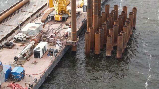 Подъем трубосваи длиной 54 метра Это как 16-ти этажный дом. Строительство моста через Волгу Тольятт смотреть онлайн