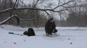 ЗИМНЯЯ РЫБАЛКА НА МОРМЫШКУ В ФЕВРАЛЕ НА РЕКЕ.
