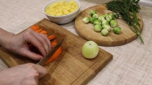 Легкий куриный суп с брюссельской капустой.