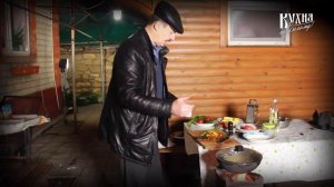 Картофель с грибами и овощами готовим на огне на природе