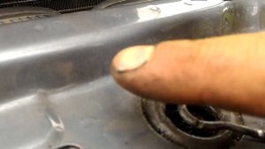 Замена пружины фиксации капота Opel Omega B.