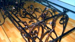 Красивый стол из металла со стеклянной столешницей ковка розы