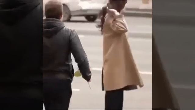 Девушка обиделась, цветы не хочет брать))) смотреть онлайн