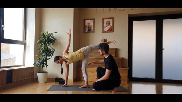Ардха Чандрасана. Как сделать позу правильно. Полный видео обзор