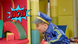 Дети весело играют в игровой комнате. Indoor Playground for kids | РИЛи LIFE - видео для детей
