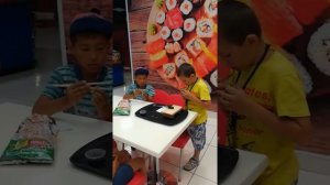 Мы делили апельсин, много нас а он один....