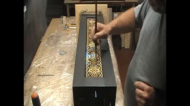 29. Тумбочка с резьбой из дуба под лампу. Нанесение лака кистью 1 часть смотреть онлайн