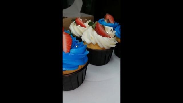Ванильные капкейки с начинкой манго-маракуйя и крем чиз
