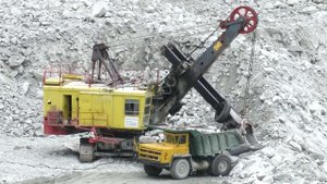 В горном карьере БелАЗ-7522 экскаватор ЭКГ-5А