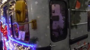 Новогодний поезд прибывает на станцию Новослободская.