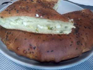 Заливной пирог с зелёным луком и яйцом.