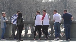ПРАНК В ПАРКЕ! Девушка пристает к прохожим.