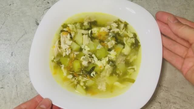 Щавелевый суп с яйцом и курицей - яркое летнее вкусное первое блюдо