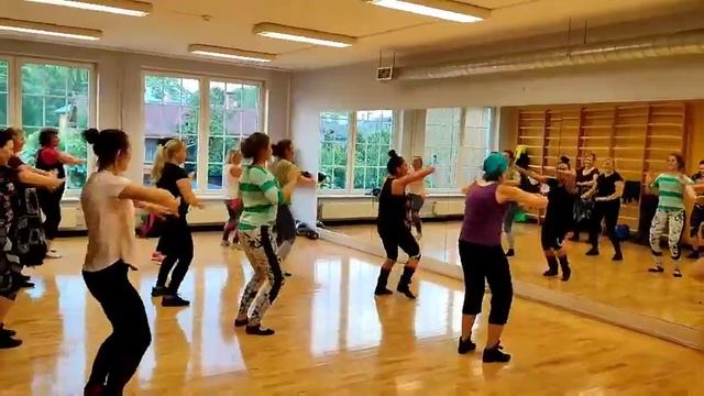 Nataliia Kulishenko (Estonia, Tartu) - Наши первые занятия ЗУМБА (Эстония, Тарту) смотреть онлайн