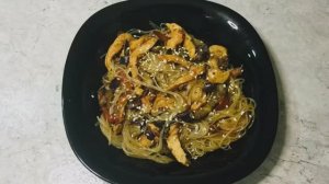 Взяла баклажаны, курицу и фунчозу и приготовила очень вкусное блюдо китайской кухни