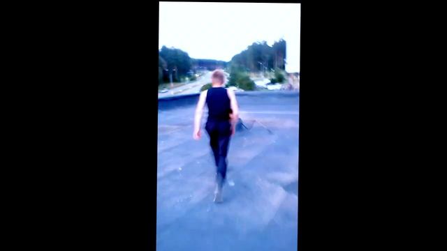 Чуть не упал с крыши многоэтажки . Паркур . Молодёжный движ , спорт #shorts смотреть онлайн