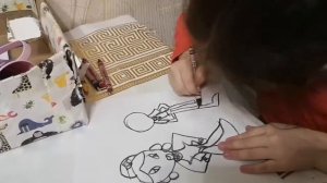 маленькая девочка очень красиво рисует Моя художница Ариана