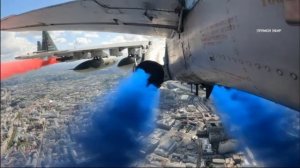 ‼️🇷🇺 Небо над Красной площадью украсили цветами Государственного флага РФ

В воздухе шестерка само