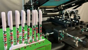 Шелкография на ручках, 3 цвета, точное совмещение. Печатный станок Azimut