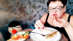 Пожрем/Мукбанг мойва жареная рис и овощи/жрем с кошкой/Что я не могу снять на камеру/обжор