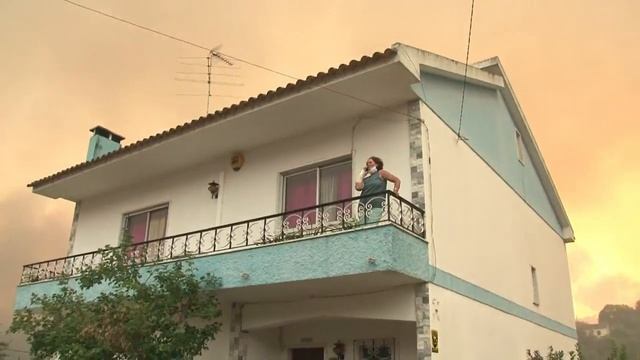 2.000 bomberos movilizados para combatir incendios en Portugal смотреть онлайн