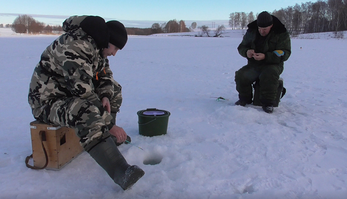 Видео рыбалка весной. Зимняя рыбалка. Рыбалка весной. Рыбаки на льду. Пруд зимой рыбалка.