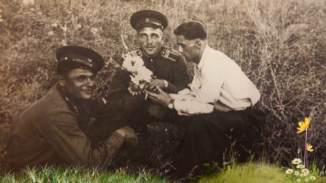 Они достойны уважения! Наткнулась на старые фотографии, половина из которых уже рассыпалась... смотреть онлайн