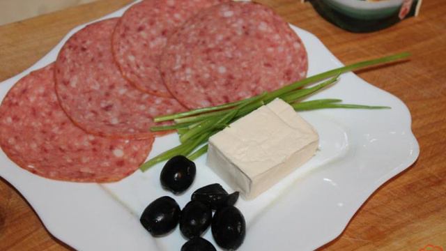 Закусочные колбасные рулетики с начинкой