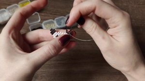 Фигурка панда из бисера в технике крестик